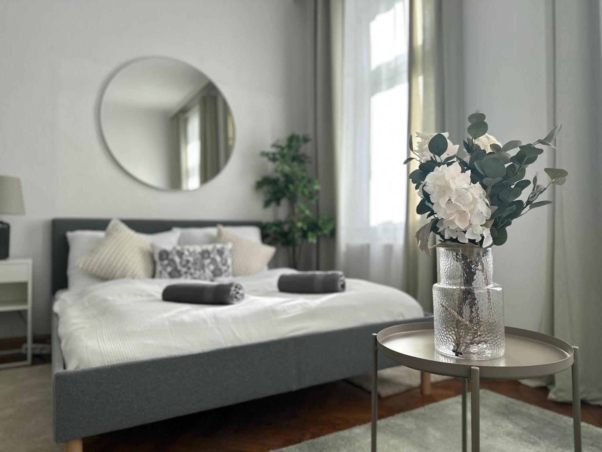 Spacious Apartment, 3 Min To U1 Reumannplatz Відень Екстер'єр фото